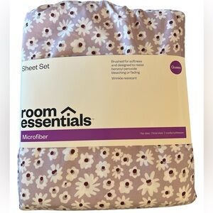 NWT Room Essentials Microfiber Queen Sheet in Purple Daisy
B